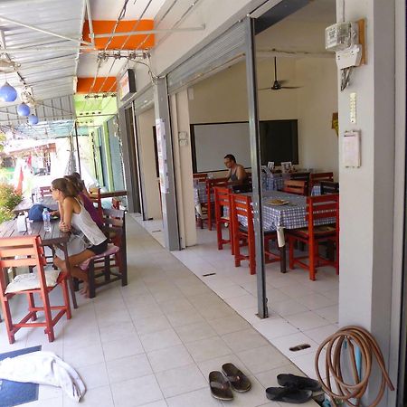 Pineapple Guesthouse Phuket Exterior foto