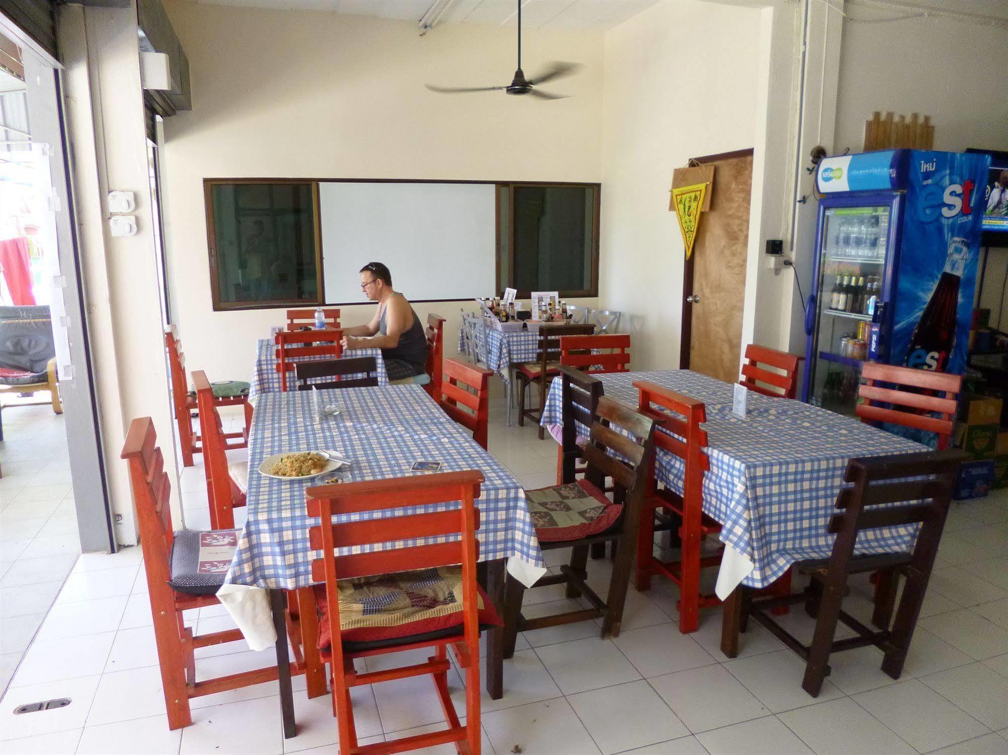 Pineapple Guesthouse Phuket Exterior foto