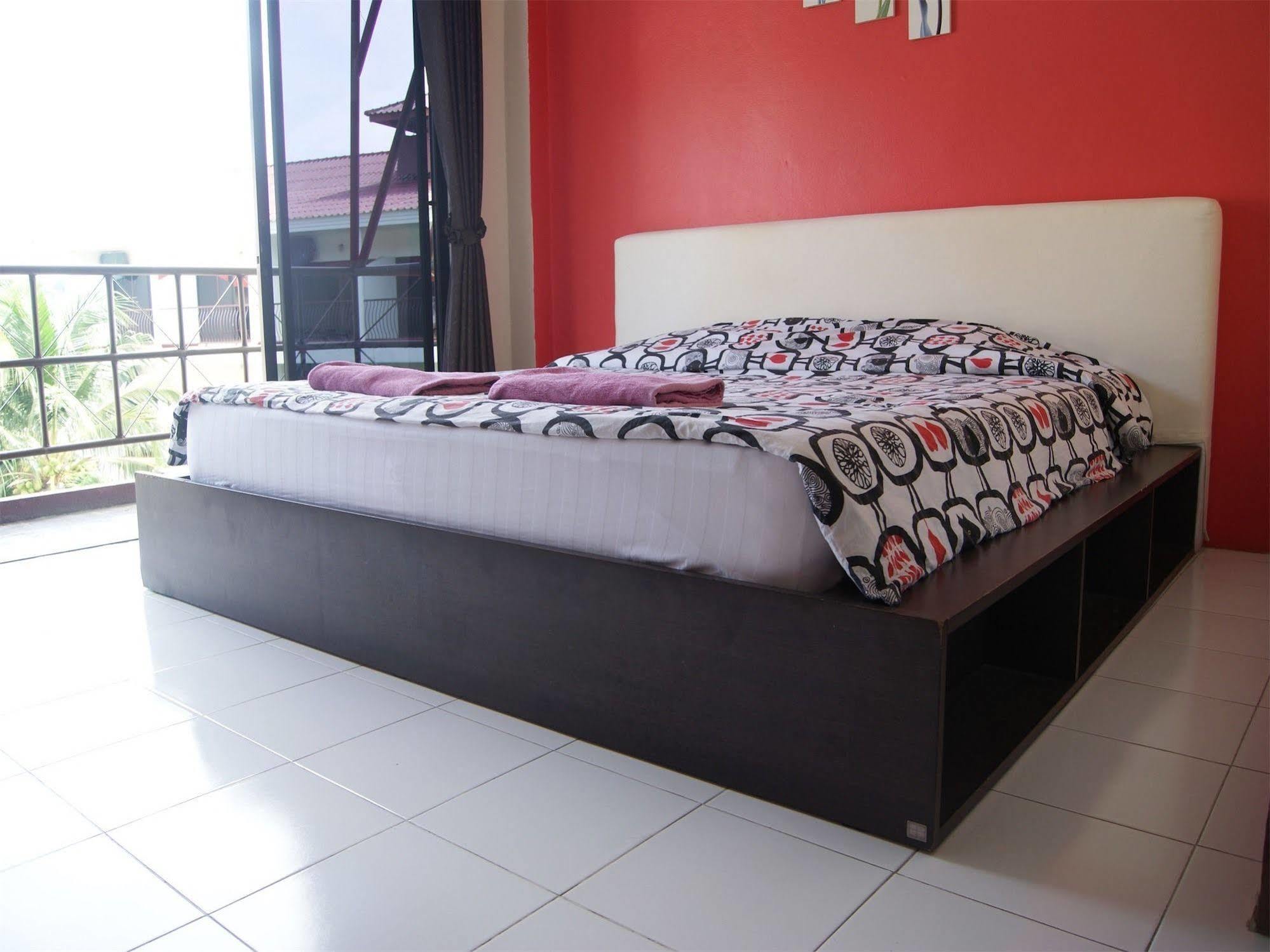 Pineapple Guesthouse Phuket Exterior foto