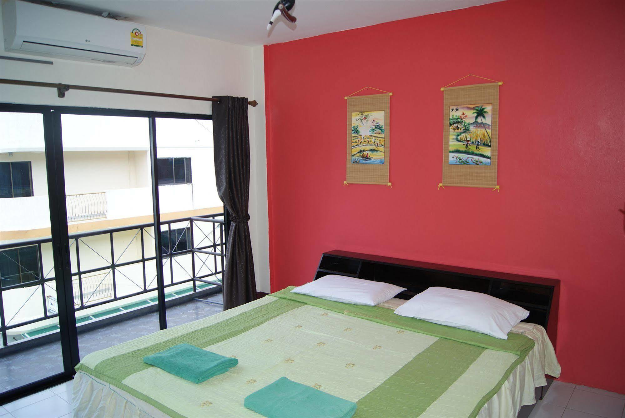 Pineapple Guesthouse Phuket Exterior foto