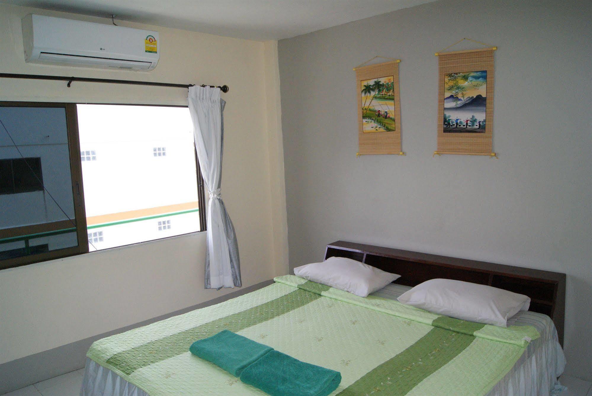 Pineapple Guesthouse Phuket Exterior foto