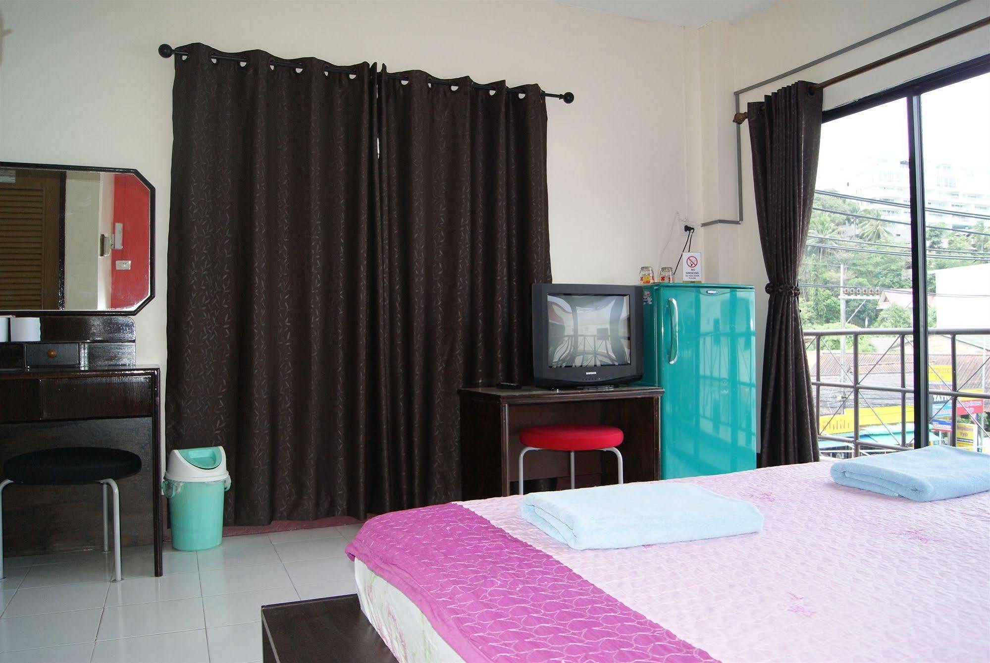 Pineapple Guesthouse Phuket Exterior foto