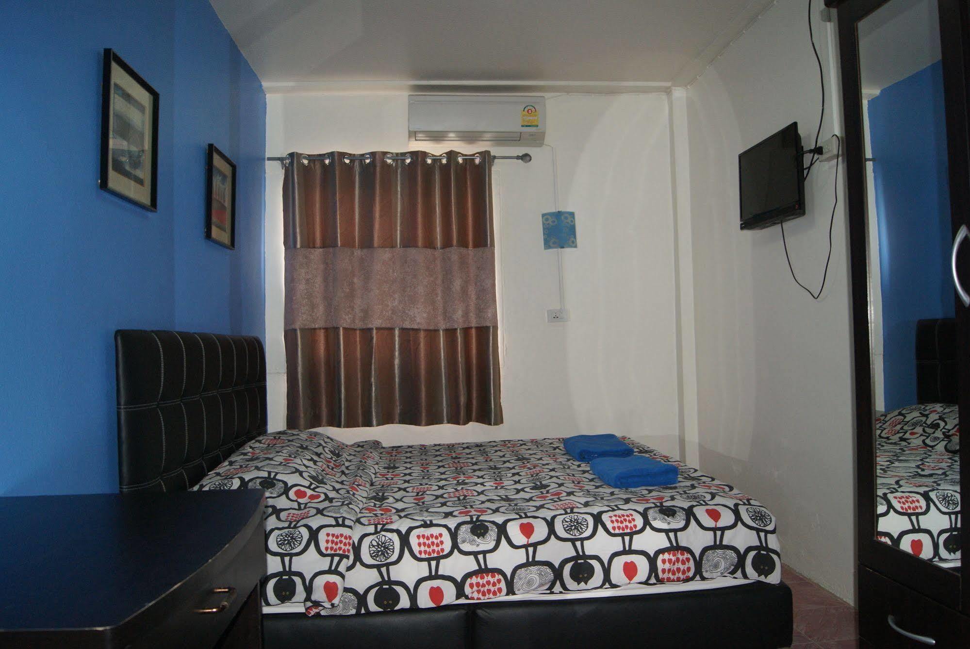 Pineapple Guesthouse Phuket Exterior foto