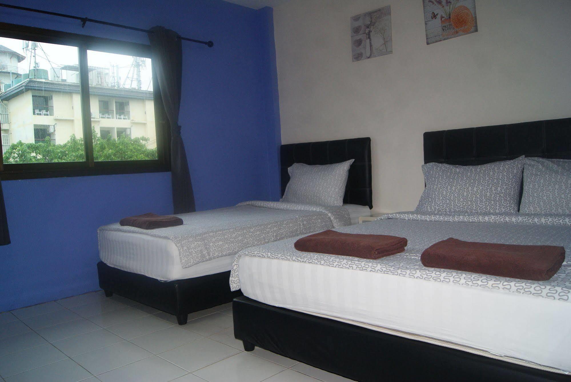 Pineapple Guesthouse Phuket Exterior foto