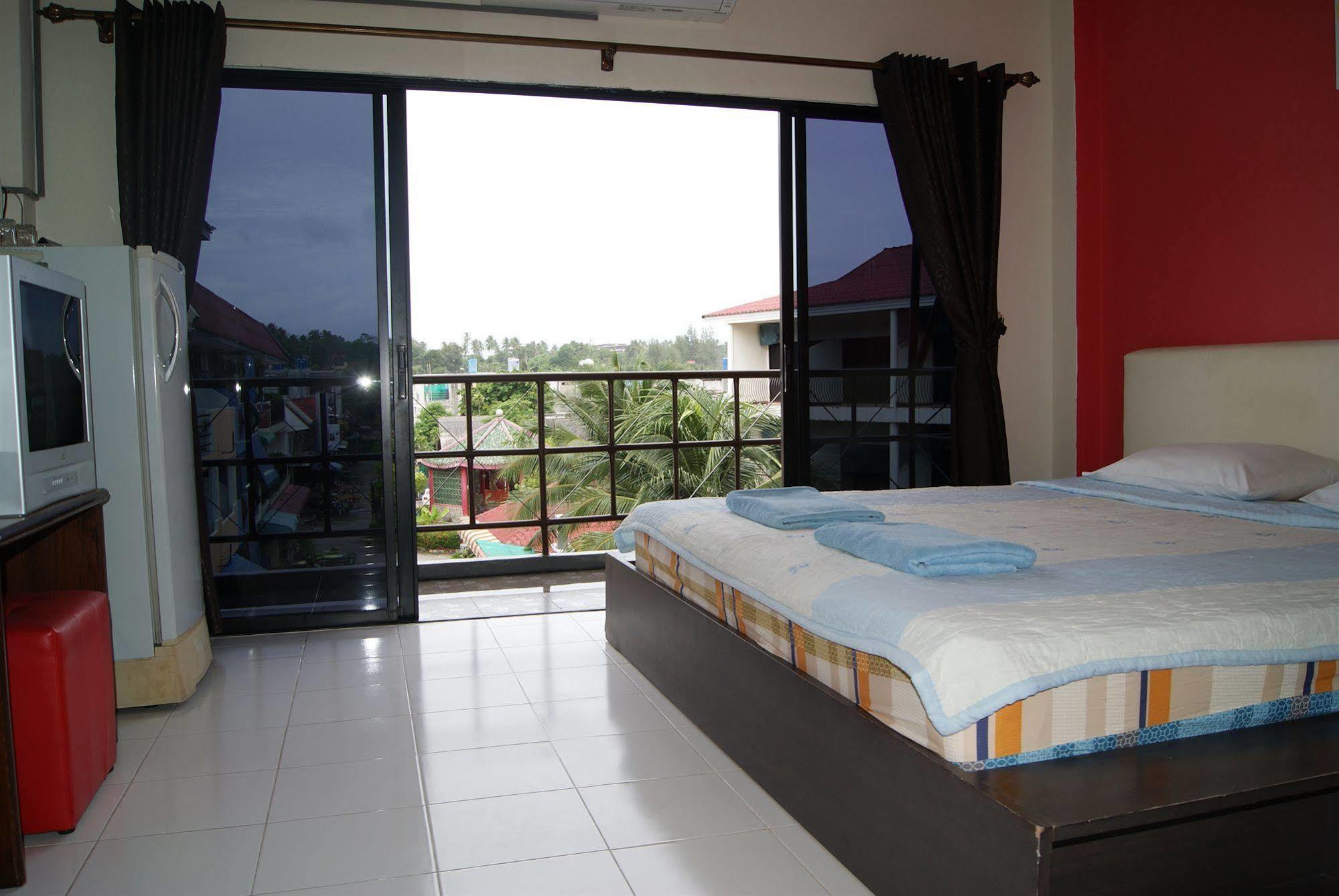 Pineapple Guesthouse Phuket Exterior foto