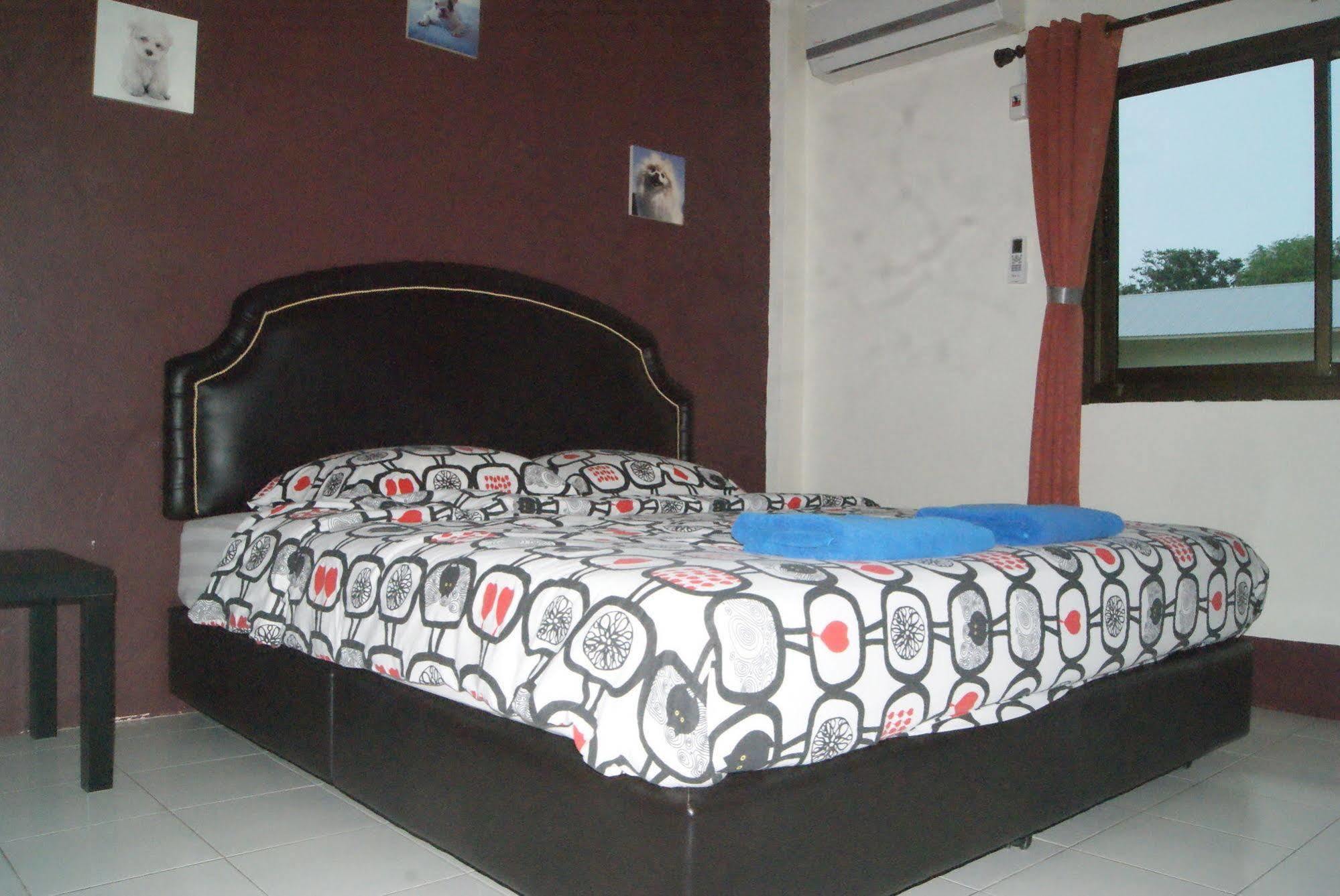 Pineapple Guesthouse Phuket Exterior foto